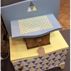 Hélène et ses cartons - pochoir Imprimé'70 et triangles scandinaves