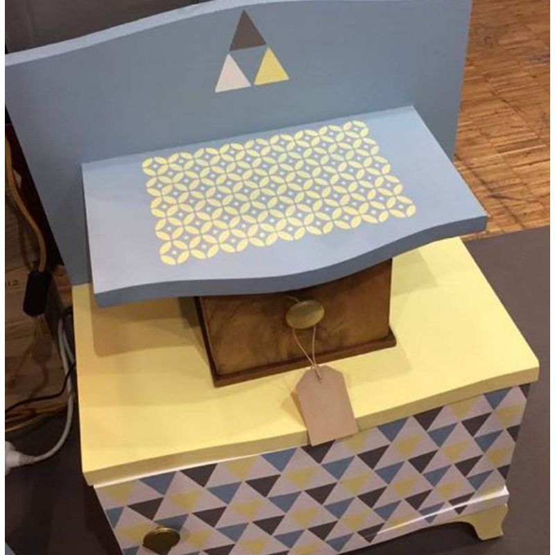 Hélène et ses cartons - pochoir Imprimé'70 et triangles scandinaves